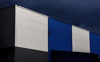 edifício do armazém contra o céu foto