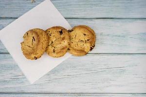 biscoitos na mesa de madeira. foto