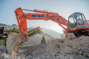 bergamo itália 2014 bulldozer no trabalho enquanto carregava caminhões em cascalho foto