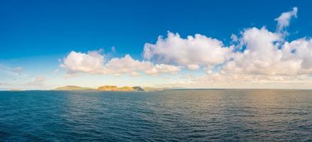 vista panorâmica sobre míticas ilhas solitárias no meio do oceano atlântico com muita vida marinha selvagem, verão, céu azul, dia ensolarado. foto