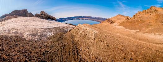 vista panorâmica sobre a paisagem islandesa da colorida caldeira vulcânica askja, no meio do deserto vulcânico nas terras altas, com solo de vulcão vermelho, turquesa e céu azul, Islândia foto