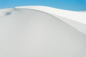 linhas abstratas em uma duna de areia branca no novo méxico