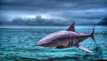 fantasia de tubarão voador sobre o oceano com nuvens de tempestade foto