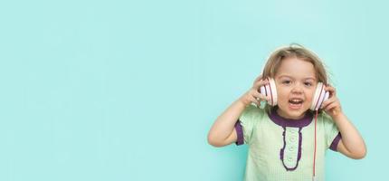 banner com menina alegre em fones de ouvido na cor de fundo. copie o espaço. música ou entretenimento online. foto