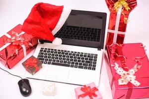 caixa de laptop e gitf para celebração de natal e ano novo isolada no fundo branco foto