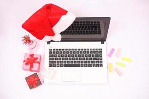 caixa de laptop e gitf para celebração de natal e ano novo isolada no fundo branco foto