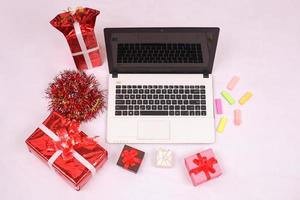 caixa de laptop e gitf para celebração de natal e ano novo isolada no fundo branco foto