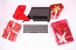 caixa de laptop e gitf para celebração de natal e ano novo isolada no fundo branco foto