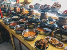 prato de variação de nasi padang ou curry de arroz padang uma das refeições mais famosas associadas à Indonésia. foto