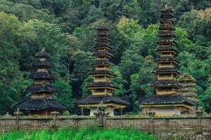 vista aérea das ruínas do templo hindu de pura hulun danu no lago tamblingan, bali, indonésia foto