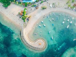 vista aérea de drone do oceano, barcos, praia, costa na praia de sanur, bali, indonésia com barcos de pesca tradicionais balineses incríveis oceano azul. foto
