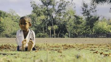 um retrato de crianças com um olhar surrado em uma vila pobre e isolada da ilha rote, leste de nusa tenggara. 5 de abril de 2020 - rote, indonésia. foto