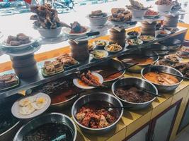 prato de variação de nasi padang ou curry de arroz padang uma das refeições mais famosas associadas à Indonésia. foto