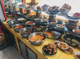 prato de variação de nasi padang ou curry de arroz padang uma das refeições mais famosas associadas à Indonésia. foto