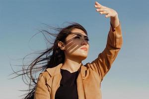 mulher latina mexicana cobre o sol com a mão foto