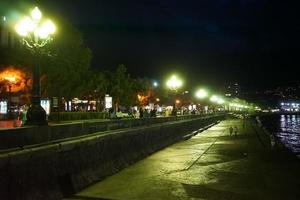 yalta, crimeia - 28 de maio de 2016 - paisagem da cidade noturna com vista para edifícios e arquitetura. foto