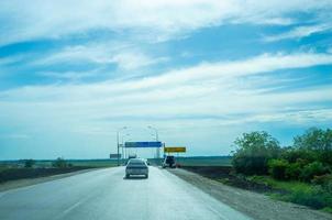 crimeia, rússia-19 de maio de 2018-paisagem com uma estrada e sinais. foto