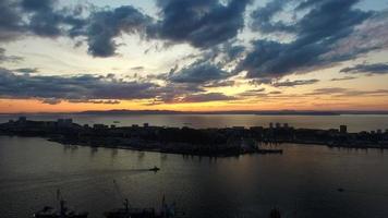 vladivostok, rússia. vista aérea da paisagem urbana ao pôr do sol foto