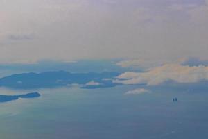 voando sobre a tailândia vista panorâmica das ilhas praias águas azul-turquesa. foto