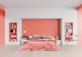 quarto vivo de cor coral da casa de luxo com cama de casal e prateleiras com parede viva de cor coral no piso de madeira.