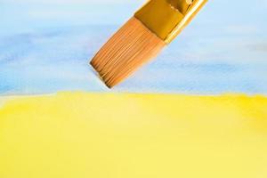 pincel com aquarela de tinta azul e amarela. Ucrânia, conceito de bandeira ucraniana foto