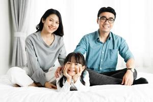 pequeno retrato de família asiática em casa foto