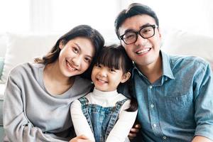 pequeno retrato de família asiática em casa foto