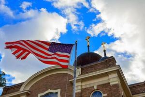 deus abençoe américa bandeira americana e campanário da igreja foto