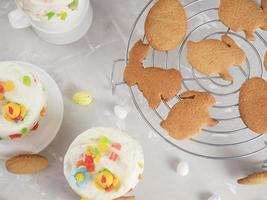 coelhinho da páscoa de biscoitos. configuração de mesa festiva de páscoa para feliz feriado de páscoa. espaço de cópia foto