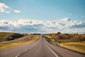 cenário da estrada e céu azul no parque nacional no outono foto