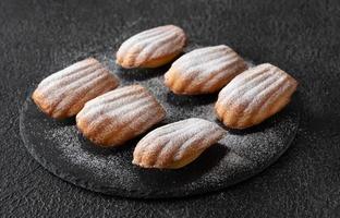 madeleines - pequenos bolos de esponja franceses foto
