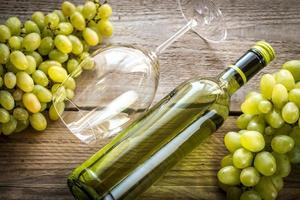 vinho branco com cacho de uva foto