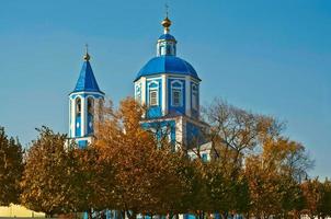 rússia, cidade de tambov. paisagem da cidade de outono com vista para a igreja e o céu azul. foto