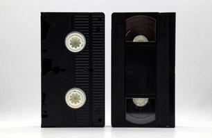 cassete de fita de vídeo vhs vintage em fundo branco. tecnologia de estilo retrô dos anos 90 foto