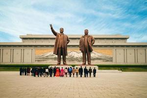 Estátuas de 20 metros de altura kim il sung e kim jong il na parte central do grande monumento da colina mansu localizado em mansudae, pyongyang. foi originalmente dedicado em abril de 1972 foto