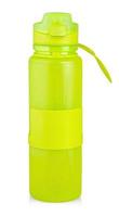 a garrafa de água de esportes de plástico verde com água isolada no fundo branco foto