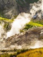 o pequeno gêiser no vulcão vilyuchinsky pequeno vale de gêiseres na península de kamchatka foto