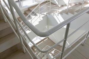 escada em casa moderna, escada em prédio moderno foto
