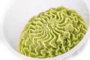 o molho de wasabi de recipiente de plástico em branco foto