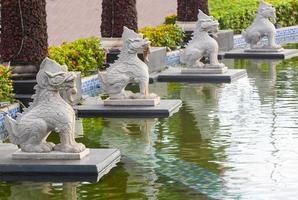 a escultura do leão chinês em sanya, ilha de hainan foto