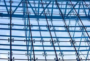 vista panorâmica de baixo para vidro azul aço foto