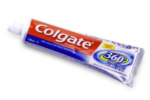 a pasta de dente colgate em branco. foto