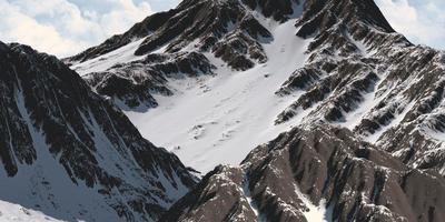 picos de montanha cobertos de neve vista de montanha nuvens de fundo e céu ilustração 3d foto