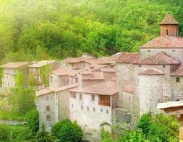 antiga cidade espanhola, a antiga fortaleza. Besalú, Espanha. foto