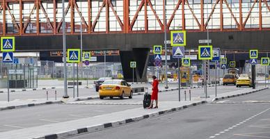 a comissária de bordo deixa um hotel a caminho do aeroporto foto