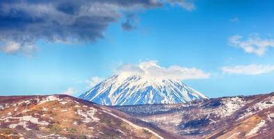 vista no vulcão koryaksky ativo na península de kamchatka foto