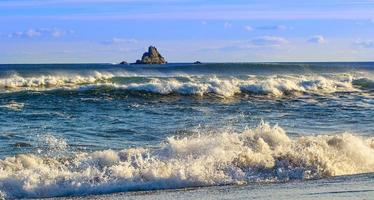 as ondas do oceano pacífico na península de kamchatka foto