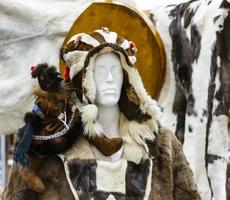o tradicional vestido koryak na exposição no manequim foto