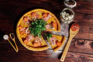 um pedaço de pizza close-up em cima da mesa foto