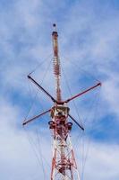 antena de televisão vhf em um fundo de céu azul foto